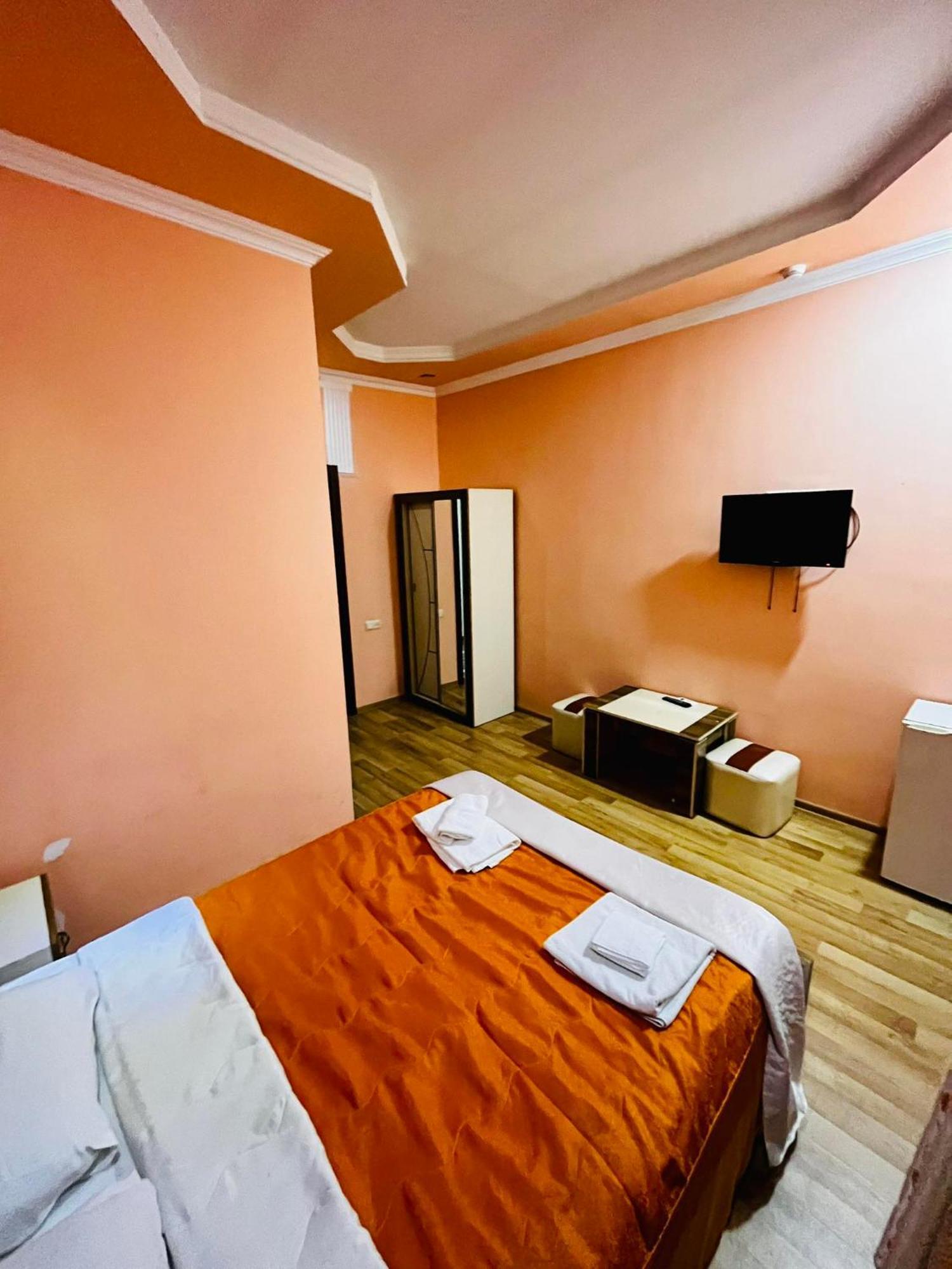Lux Palace Hotel Kutaisi Ngoại thất bức ảnh