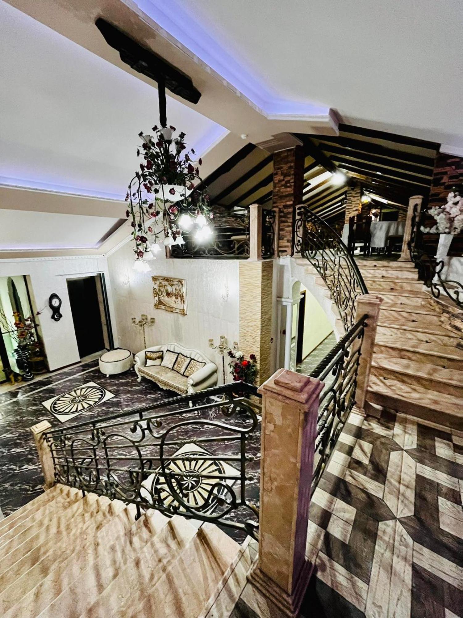 Lux Palace Hotel Kutaisi Ngoại thất bức ảnh