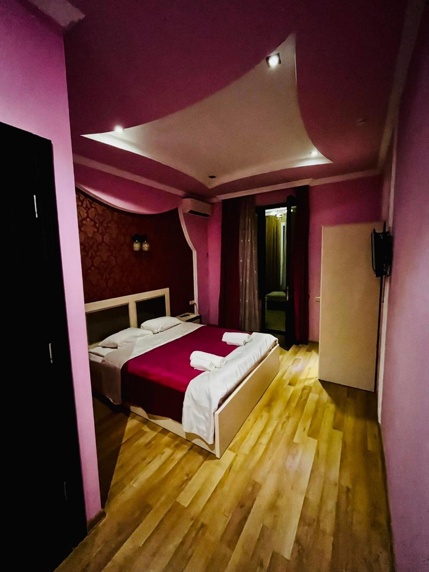 Lux Palace Hotel Kutaisi Ngoại thất bức ảnh
