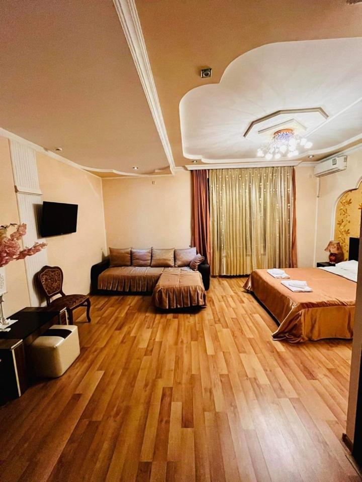 Lux Palace Hotel Kutaisi Ngoại thất bức ảnh