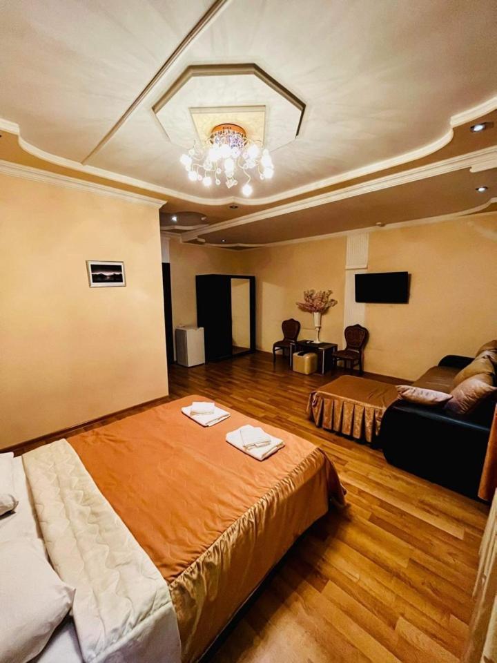 Lux Palace Hotel Kutaisi Ngoại thất bức ảnh