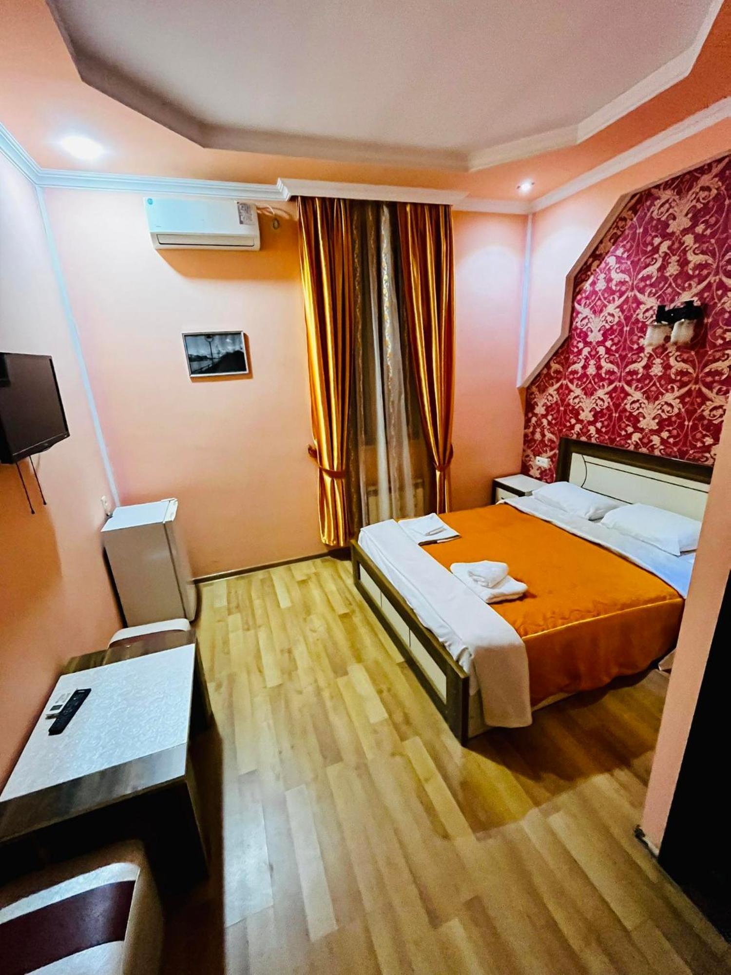 Lux Palace Hotel Kutaisi Ngoại thất bức ảnh