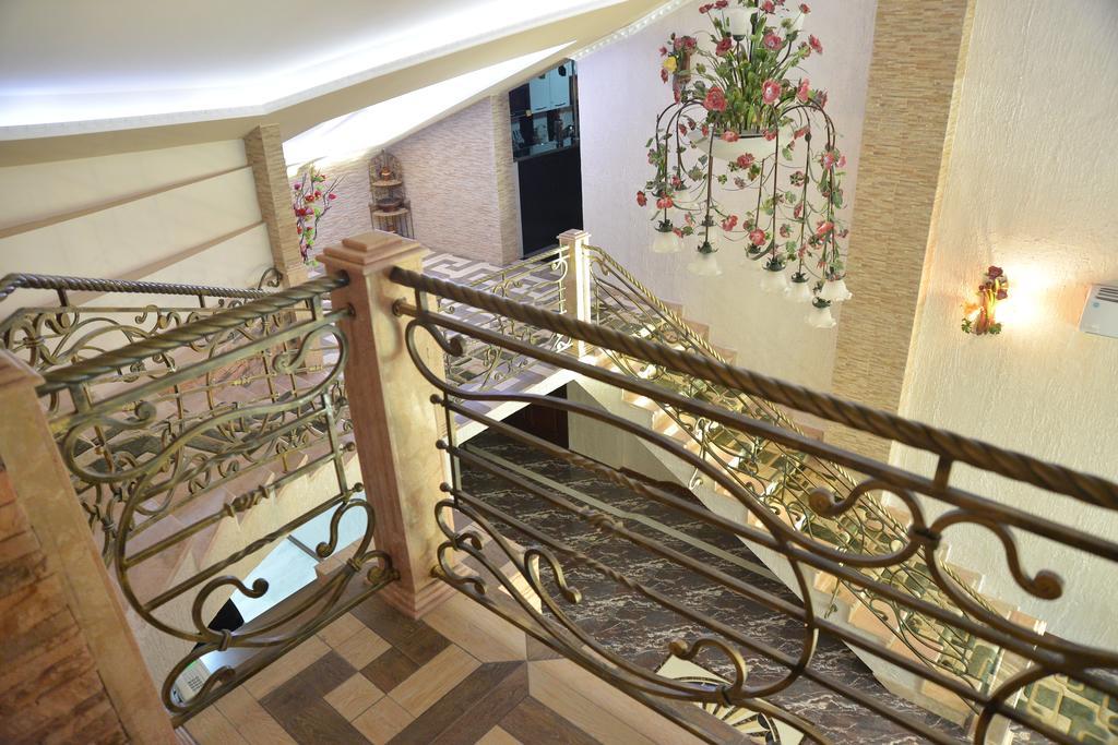 Lux Palace Hotel Kutaisi Ngoại thất bức ảnh