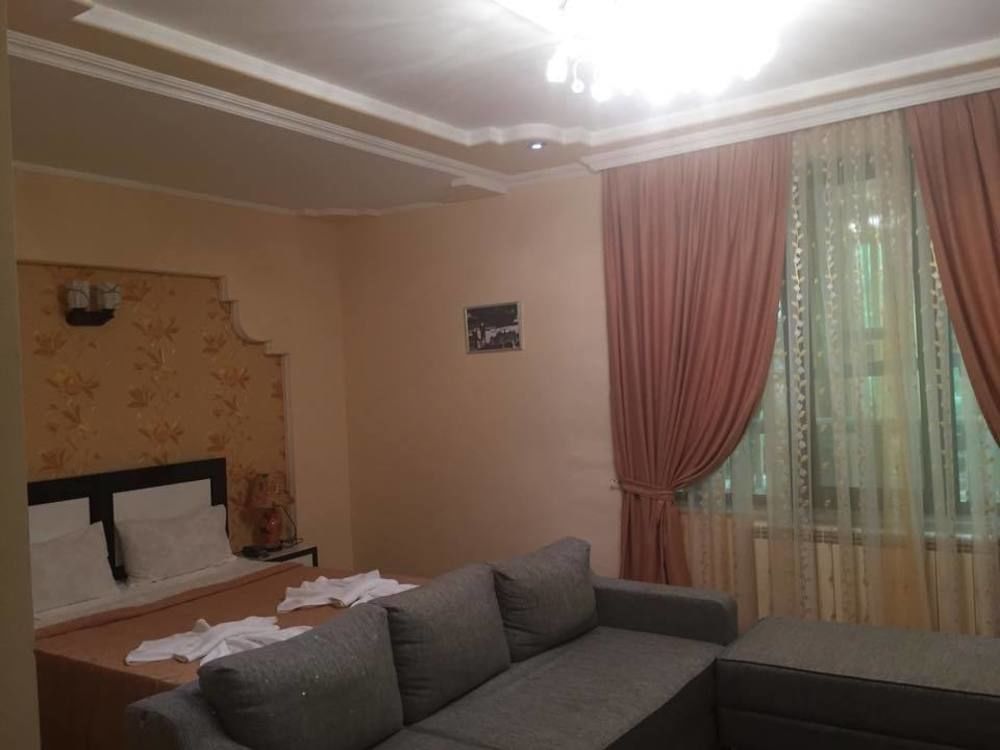 Lux Palace Hotel Kutaisi Ngoại thất bức ảnh