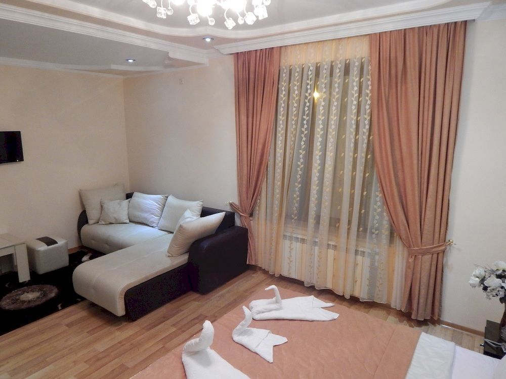 Lux Palace Hotel Kutaisi Ngoại thất bức ảnh