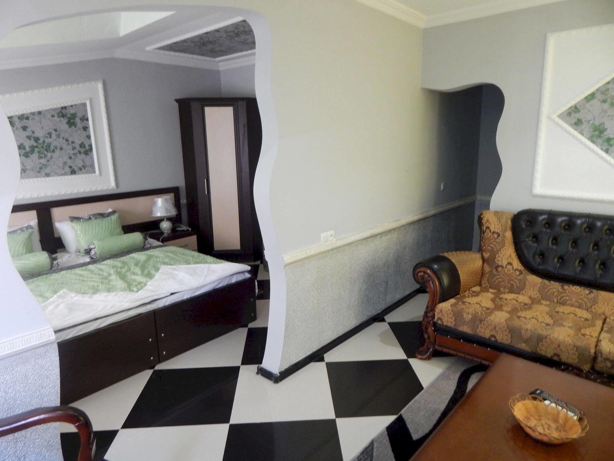 Lux Palace Hotel Kutaisi Ngoại thất bức ảnh