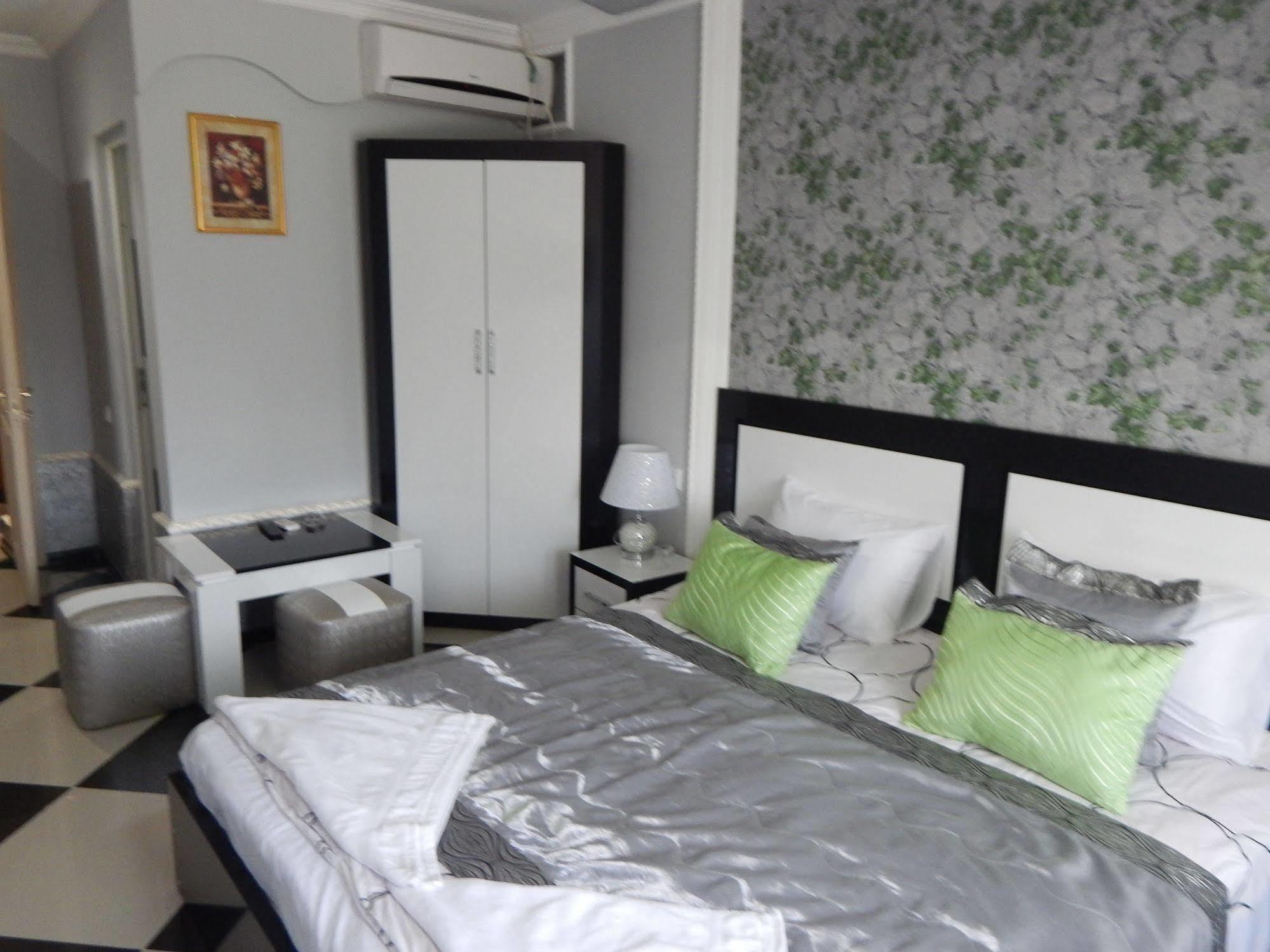 Lux Palace Hotel Kutaisi Ngoại thất bức ảnh
