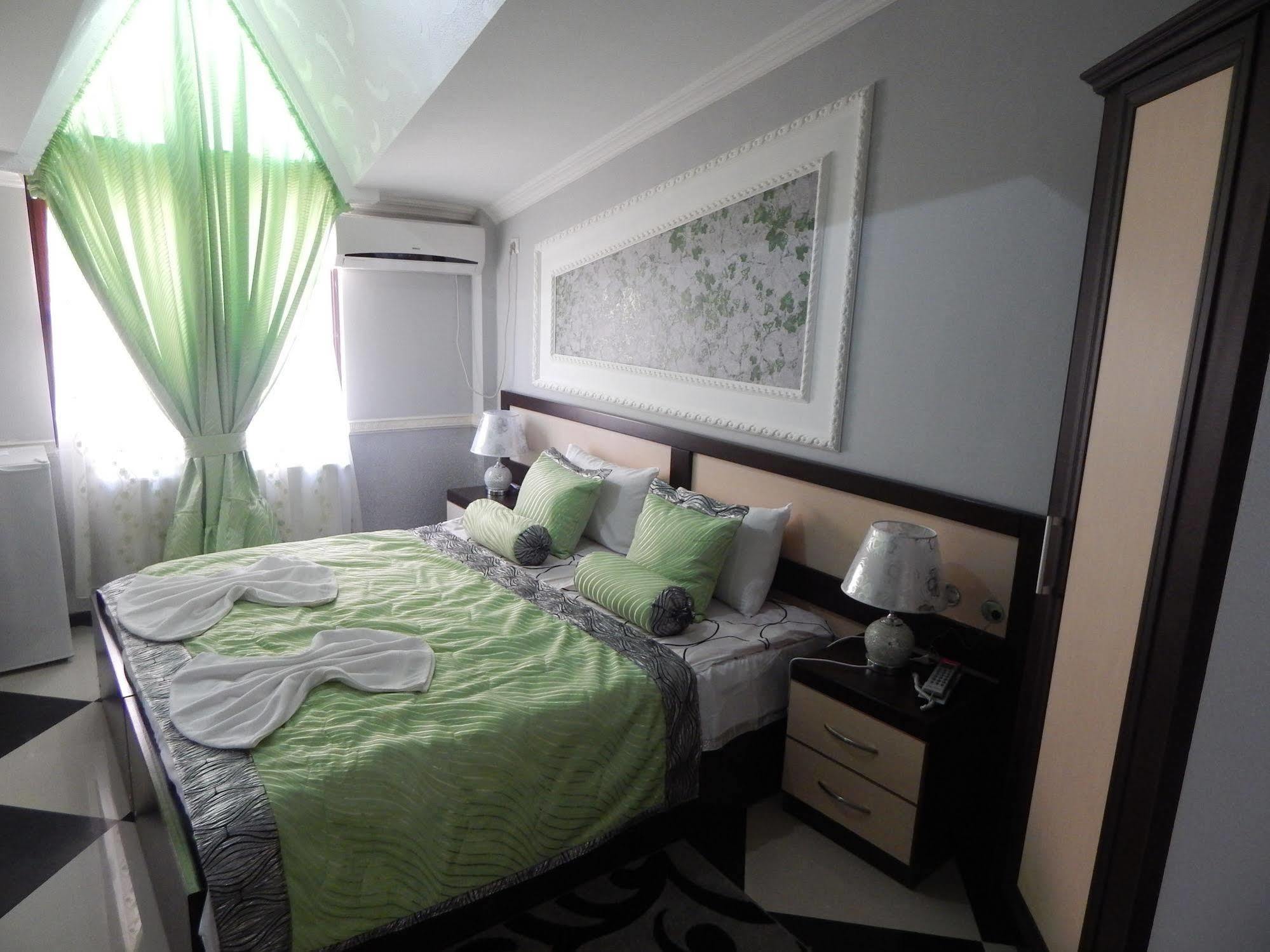 Lux Palace Hotel Kutaisi Ngoại thất bức ảnh