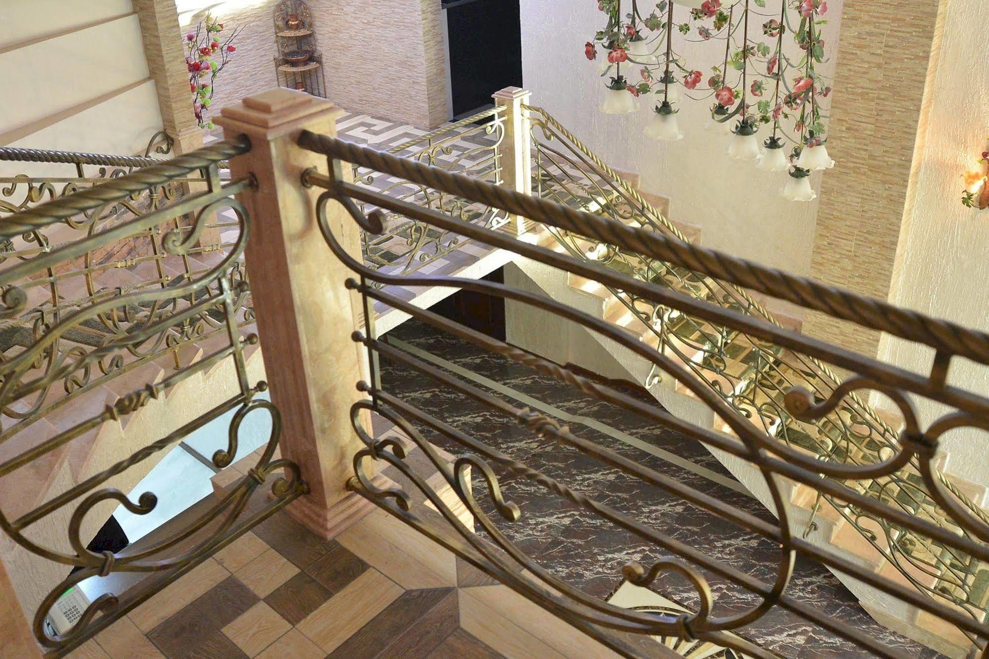 Lux Palace Hotel Kutaisi Ngoại thất bức ảnh